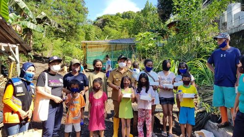Bagikan Makanan di Lokasi Banjir, Walikota Bitung Ajak Anak-anak Berdoa