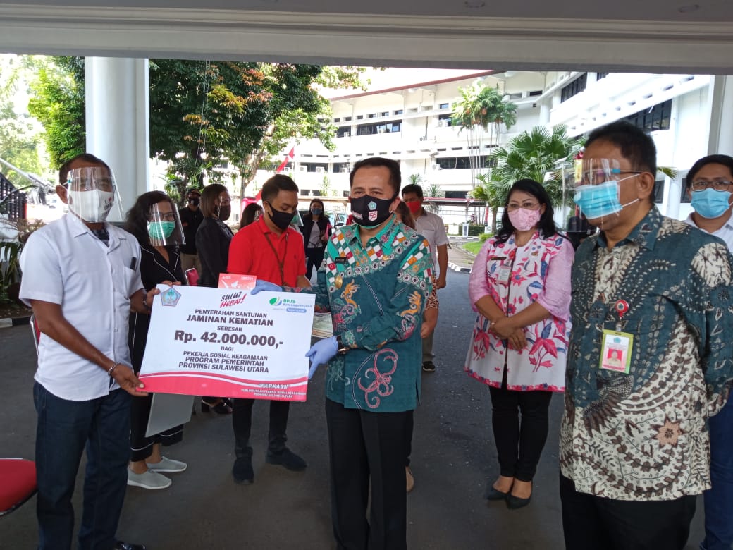 Pjs. Gubernur Sulut Fatoni Serahkan Santunan PERKASA Bagi 22 Ahli Waris