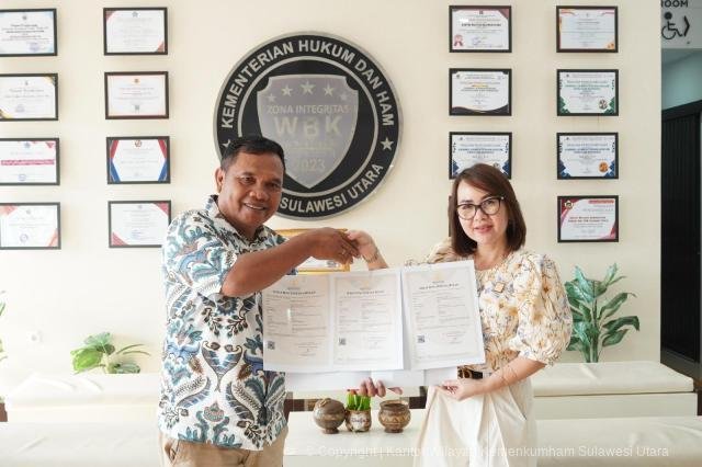 Kemenkum Sulut Serahkan 10 Sertifikat Hak Cipta Ciptaan Lagu